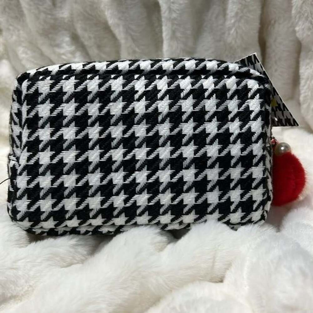 Revolution Emily in Paris City of Love Eyeshadow Palette & Bag Set - Picture 4 of 8